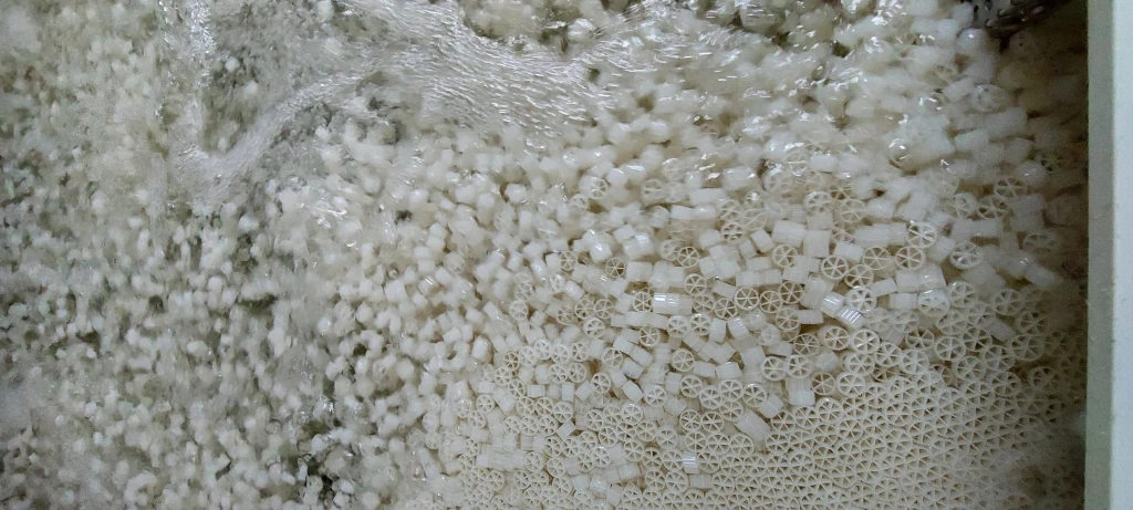 Plastové médium pro nitrifikační bakterie v provzdušňované nádrži