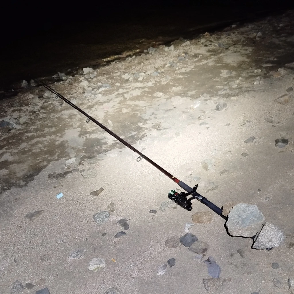 Nastražené udice zajištěné kamenem