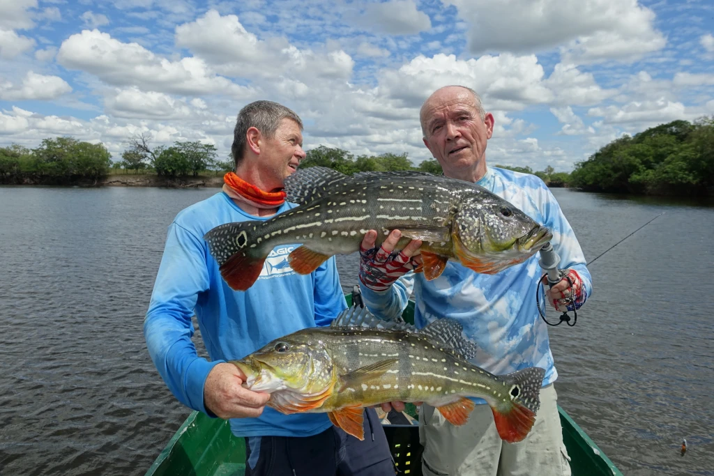 Adventní rybaření na přítoku Orinoka: zatímco doma mrzne, je fajn se trochu ohřát. A když se zároveň uloví i pár hezkých ryb, tím lépe!